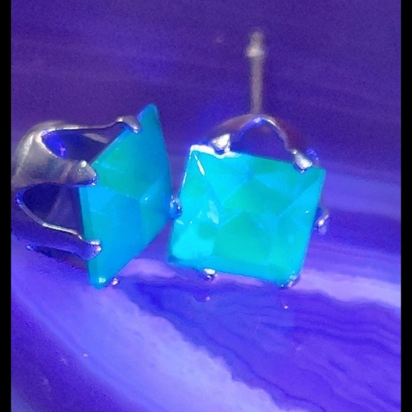 Blue Square uranium glass 6mm stainless steel studs - Picture 4 of 7